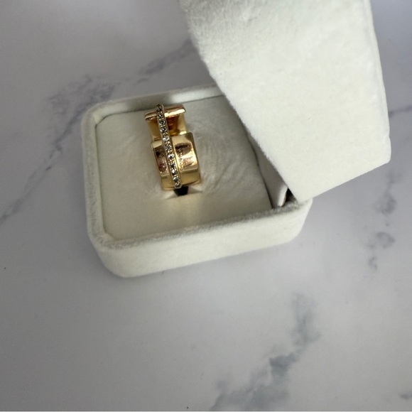 Elizabeth and James | Lueur Ring - Picture 8 of 10